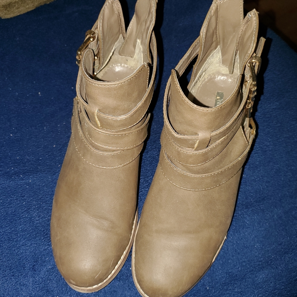 Boots - Picture 4 of 5